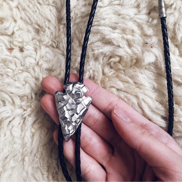 Vintage 80s Arrowhead Bolo Tie - Picture 2 of 4